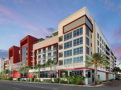 最佳住宿屋顶泳池好莱坞海滩人行道主图