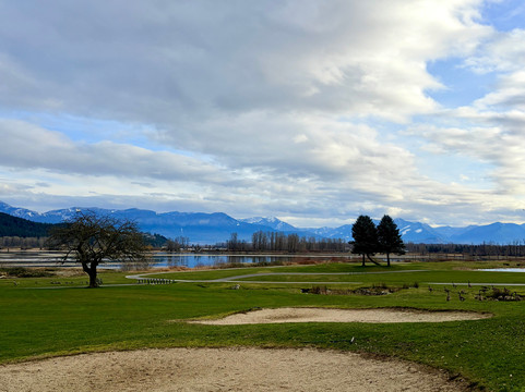 河上罗威那酒店主图