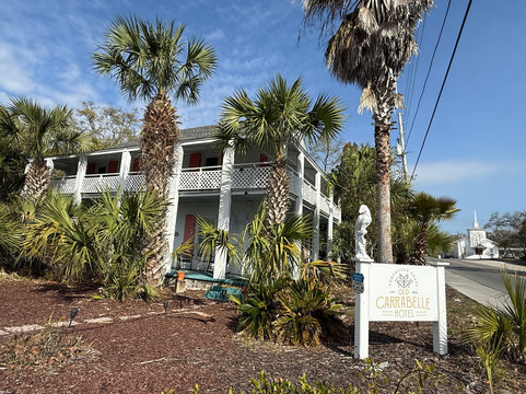 老卡拉贝尔酒店主图