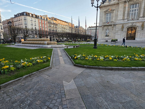 Hotel de Ville-勒瓦卢瓦-佩雷必去景点