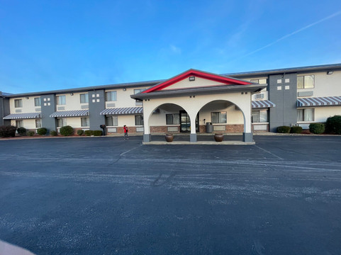 博林格林南温德姆速8酒店主图