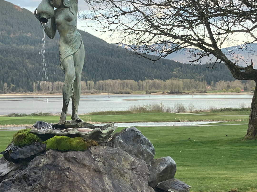 河上罗威那酒店主图