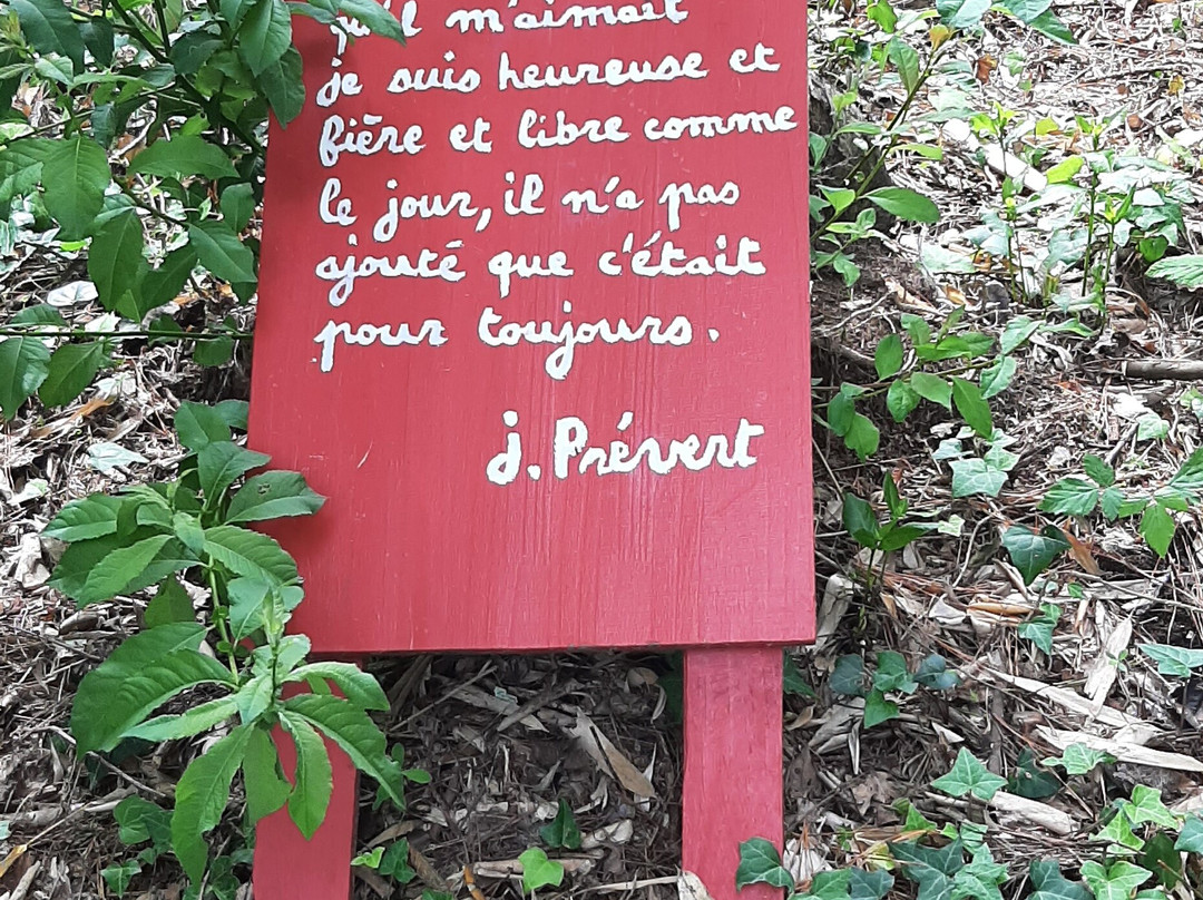 Jardins en Hommage à Jacques Prévert-Saint-Germain-des-Vaux必去景点