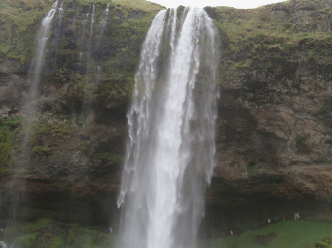 Seljalandsfoss waterfall-海拉必去景点