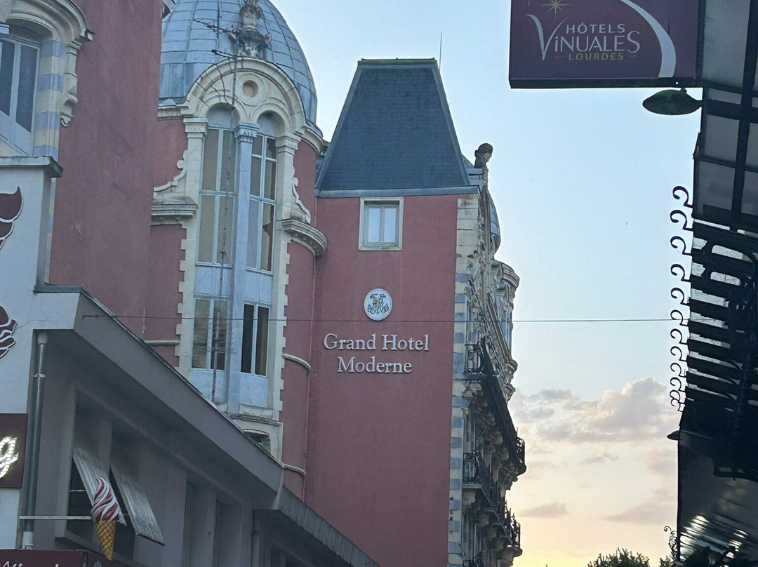 现代大酒店主图