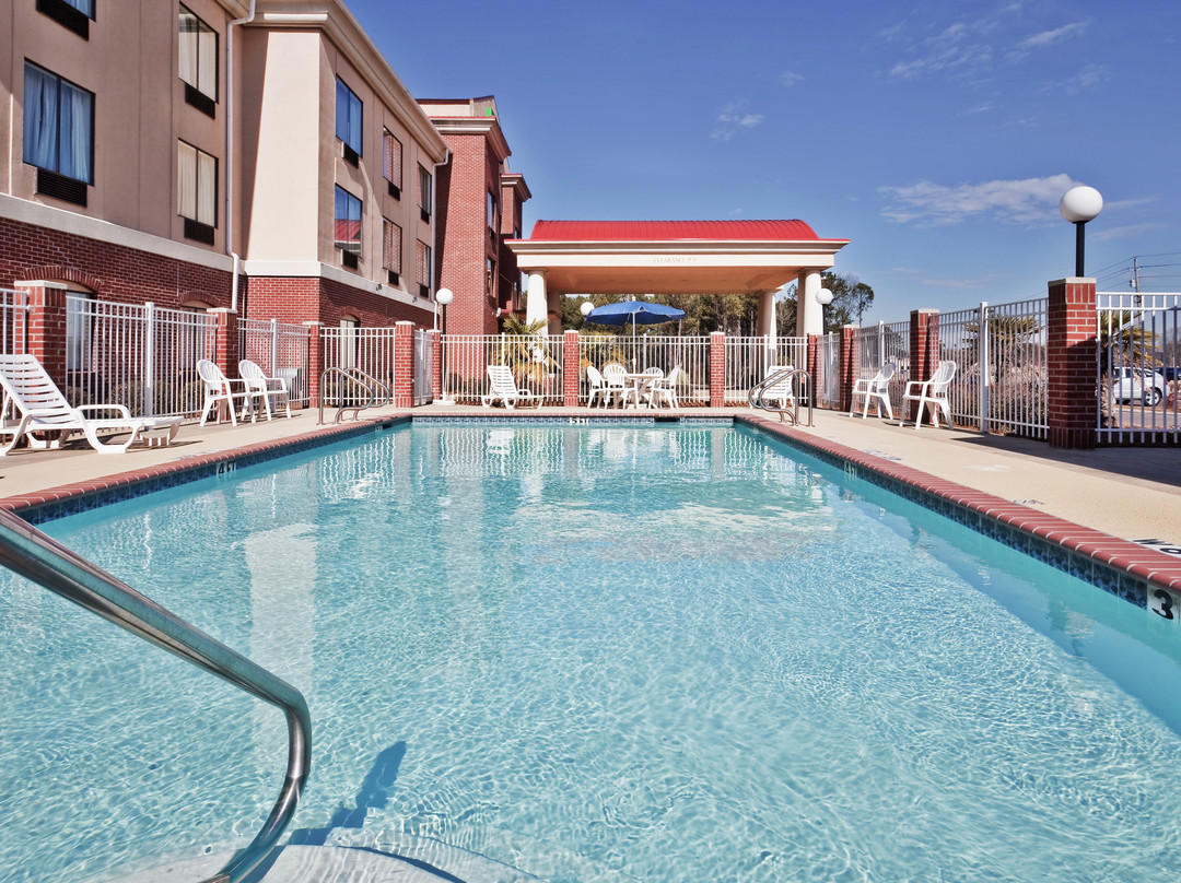 Holiday Inn Express & Suites Forest by IHG主图