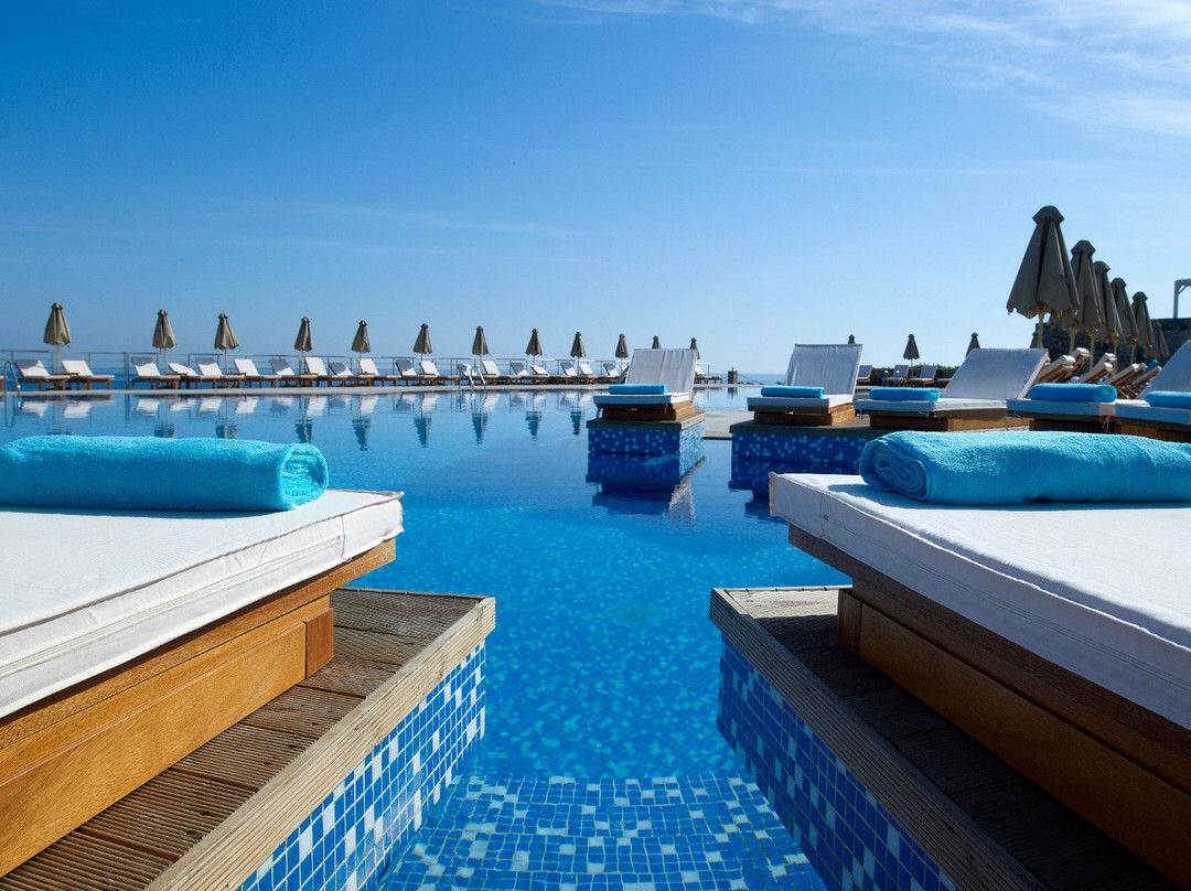 The Royal Blue Resort主图