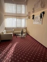 尤日内酒店主图