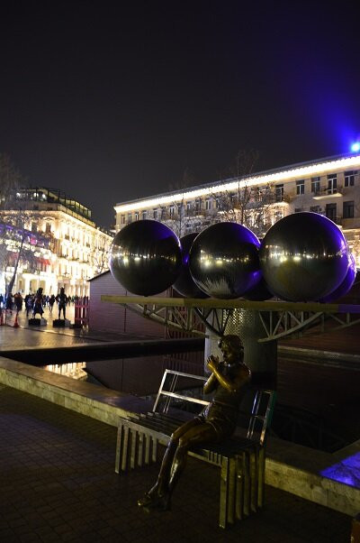 Sculpture Girl on Bench-巴库必去景点