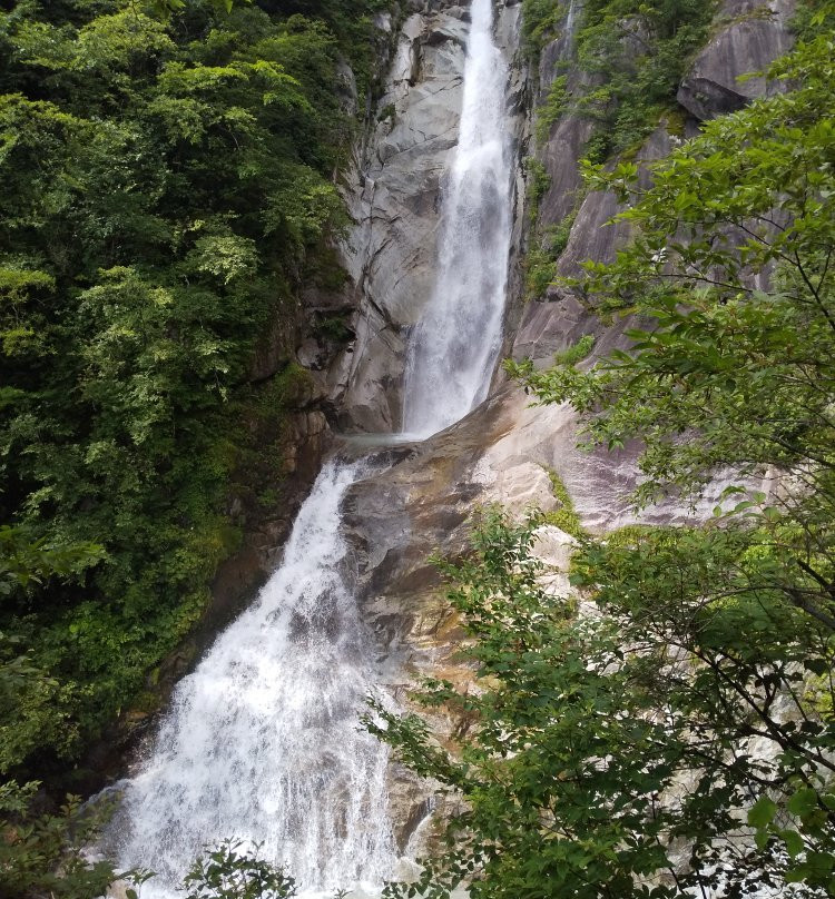 Minamishojigatake Waterfall景点图片