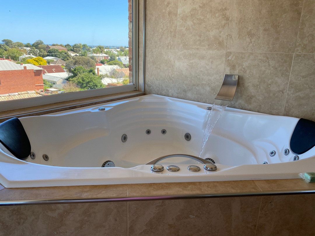 乌厄大酒店主图