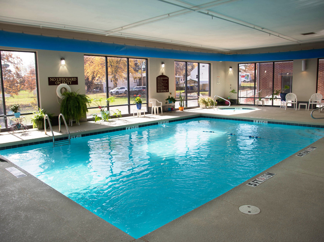 Crossroads Inn & Suites主图