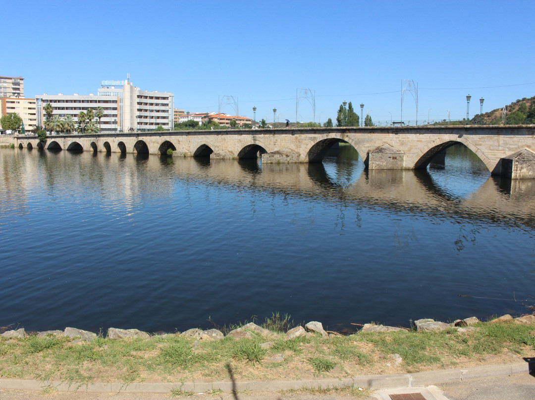 Ponte Românica (ponte Velha)景点图片