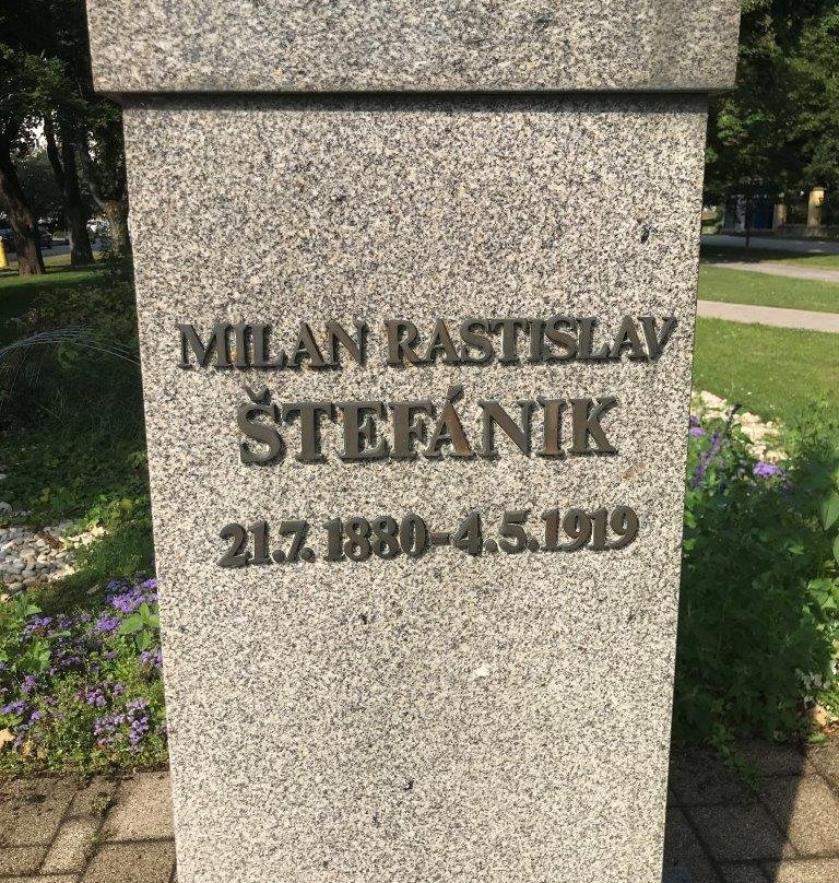Milan Rastislav Štefánik Pomník-Trnava必去景点