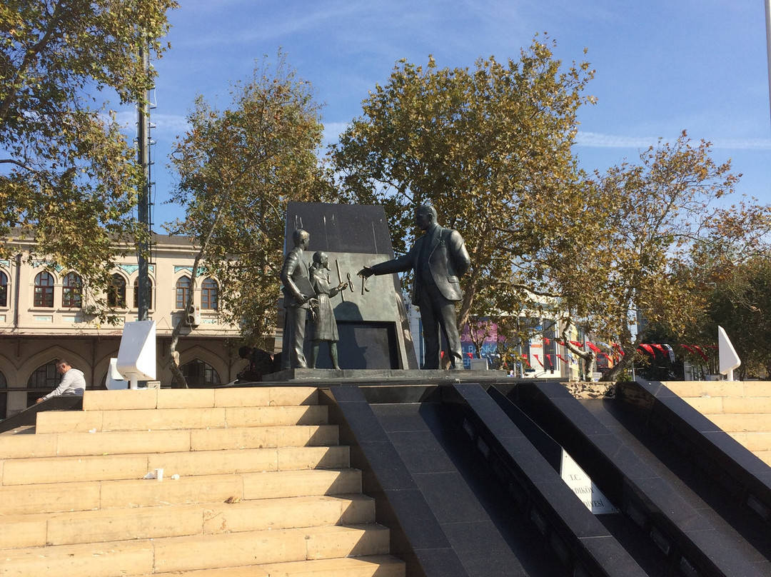 Statue of Ataturk & Children景点图片
