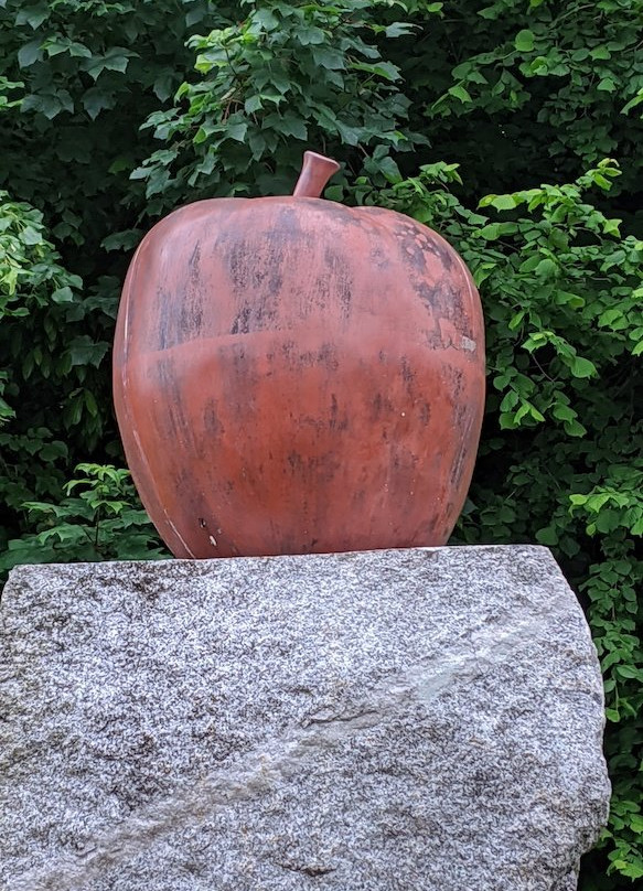 Apples Sculpture By Nina Saunders景点图片