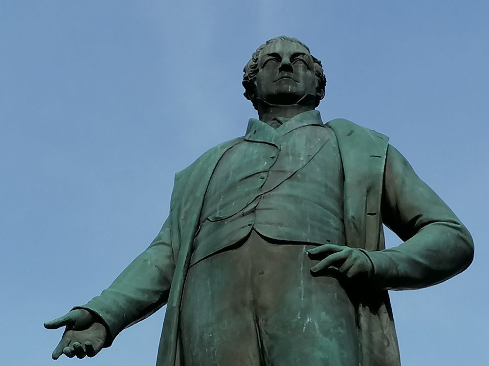 Statue of Sir Robert Peel-Bury必去景点
