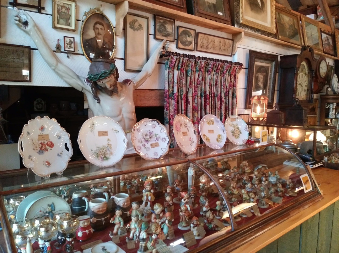 Yaciuk's Antiques, Clocks & Collectibles-Yarmouth必去景点