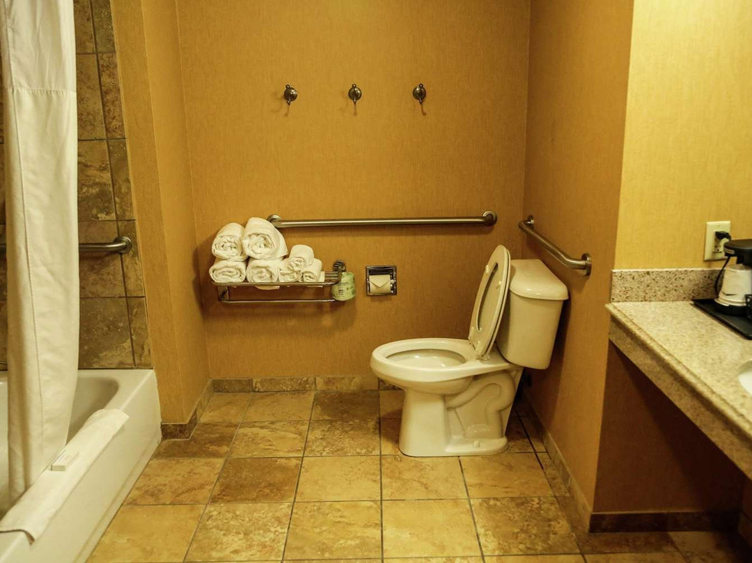 詹宁斯希尔顿恒庭旅馆&套房酒店主图