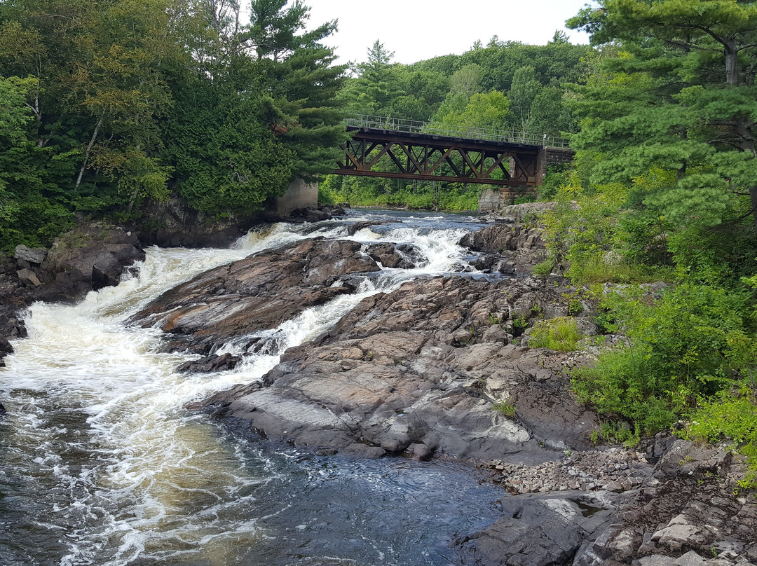 Parc des Chutes de Sainte-Ursule-Sainte-Ursule必去景点