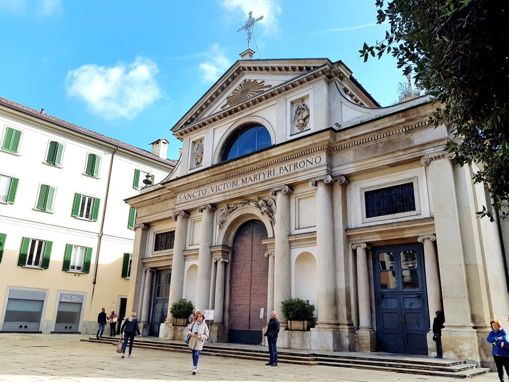Fontana di Piazza Monte Grappa-瓦雷泽必去景点