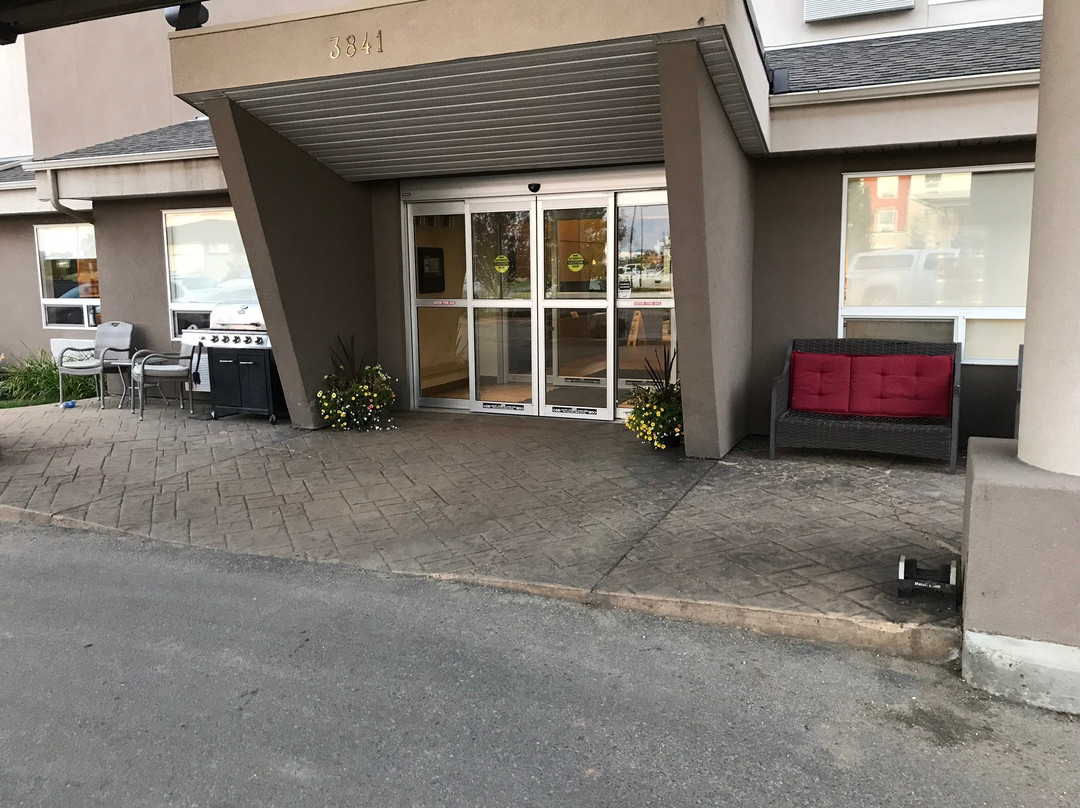 HomeSuites Regina East by d3h Hotels主图