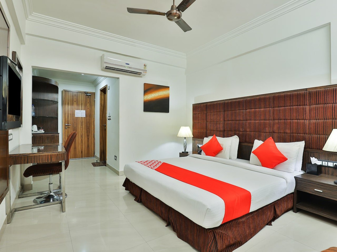 Super Townhouse Oak Bharuch Near Railway Station主图