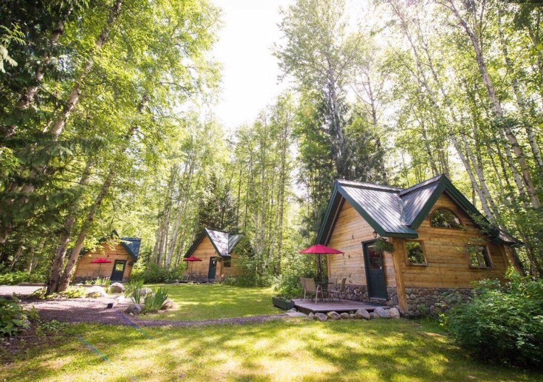 小溪对面小屋旅馆主图