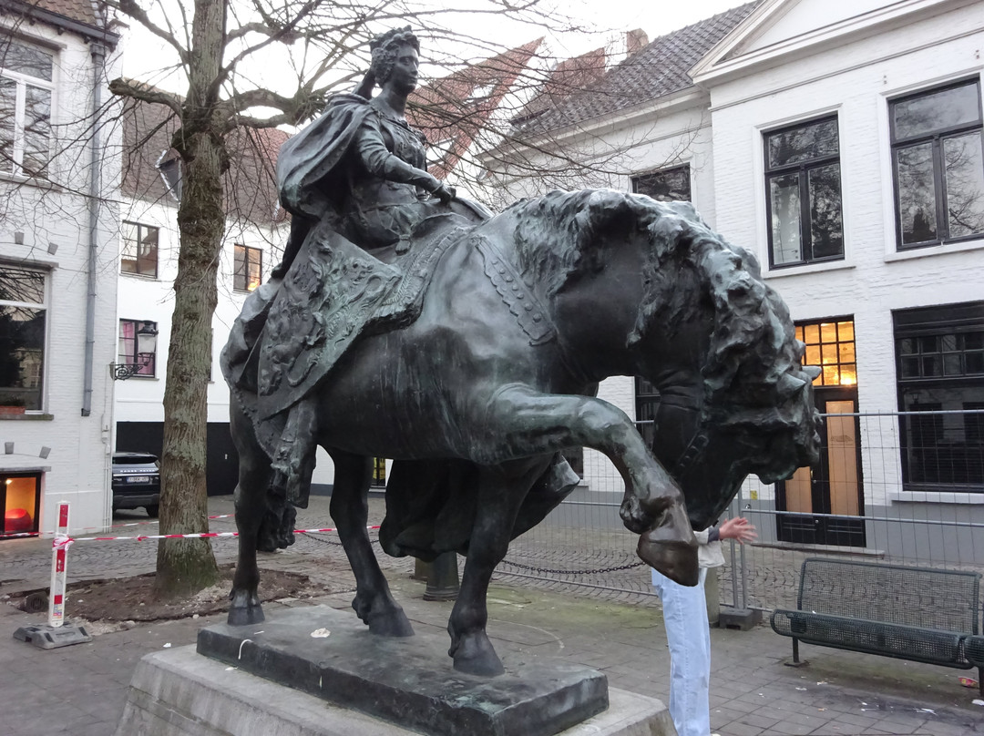 Mary of Burgundy Statue-布鲁日必去景点