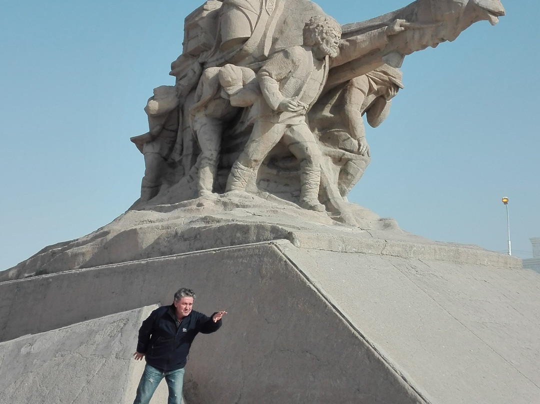 The Monument to the Desert Explorers-巴尔坎纳巴德必去景点