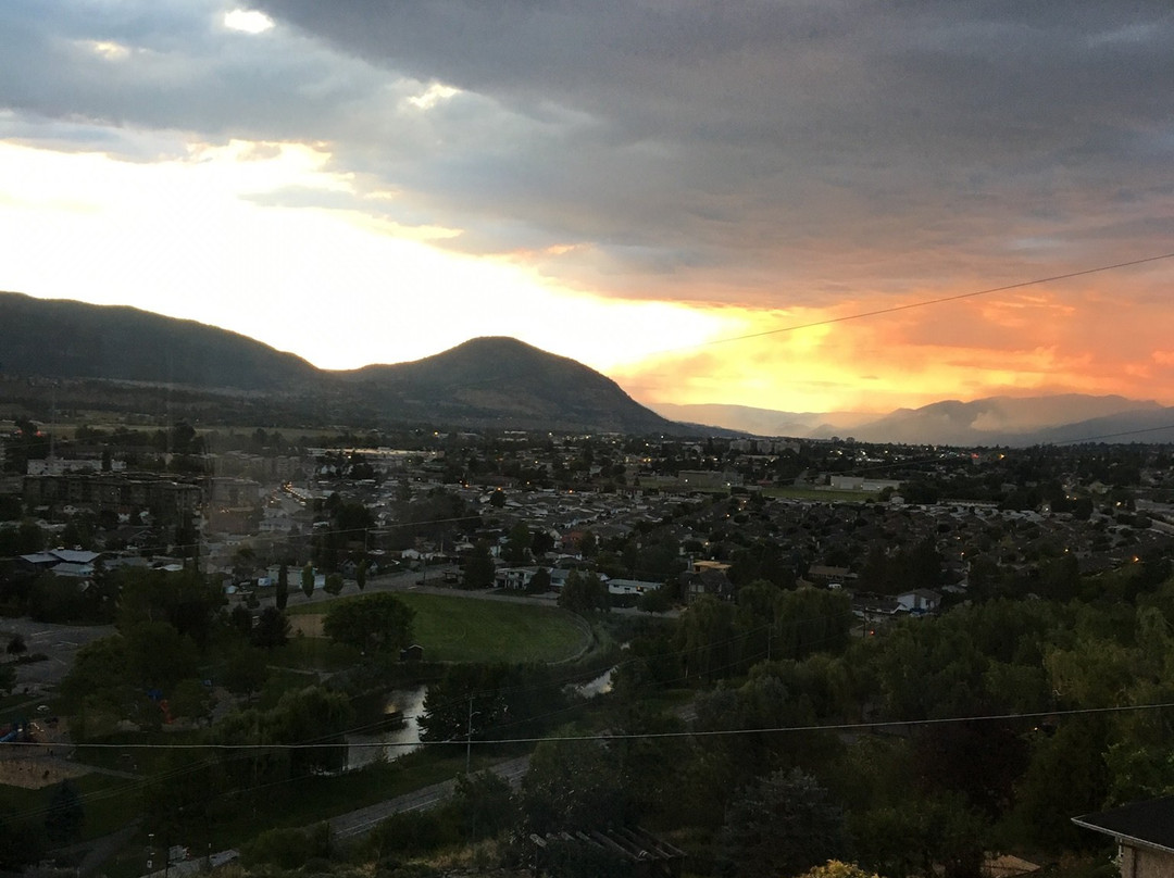 Above The Beach Guest Suites主图