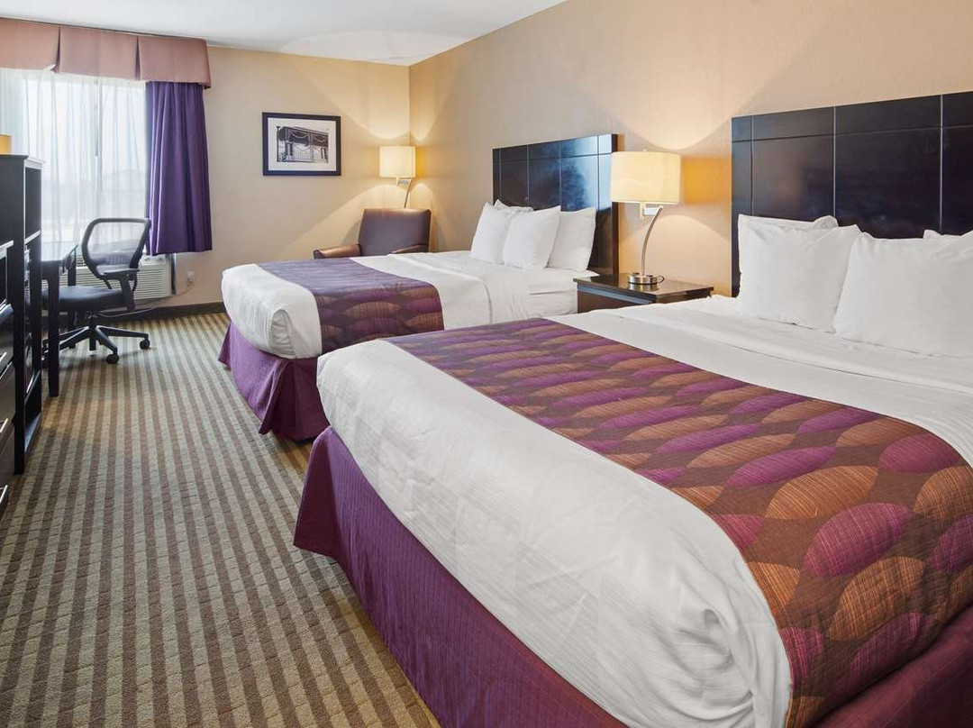 贝斯特韦斯特牛轭湖旅馆主图