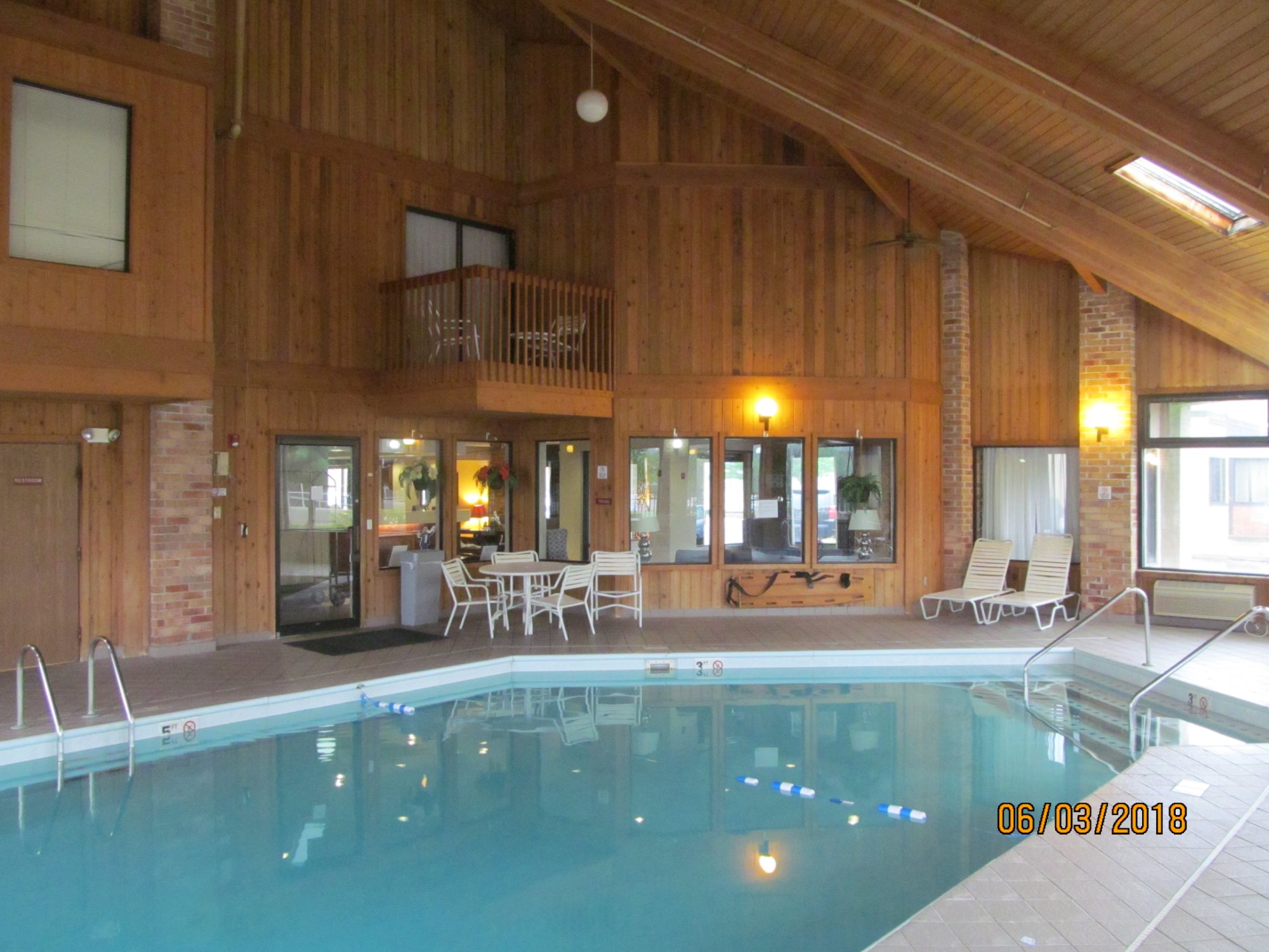 Baymont by Wyndham Battle Creek Downtown-泳池