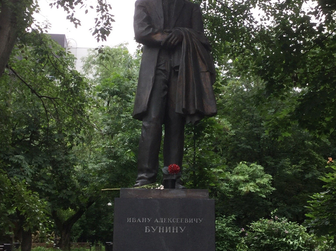 Statue of Bunin景点图片