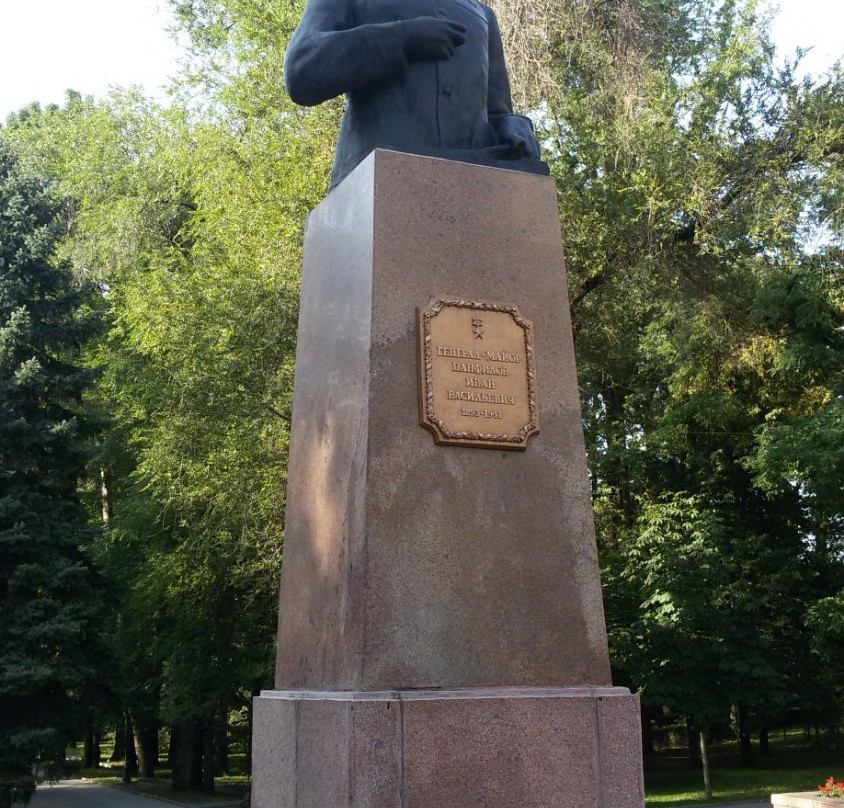 Monument Bust to Ivan Panfilov-阿拉木图必去景点