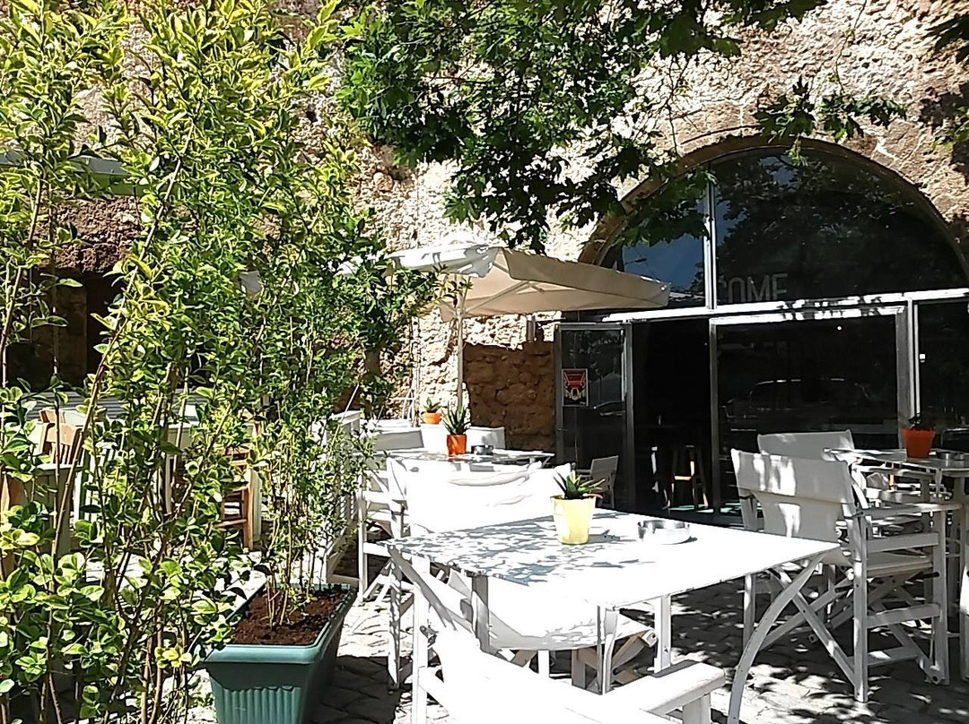 Pirgos旅游景点-CoME Cafe Bar