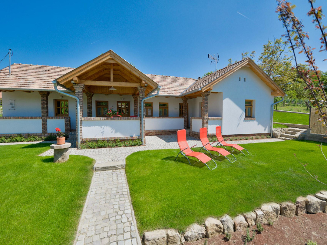 Private Cottages in Alsopeteny