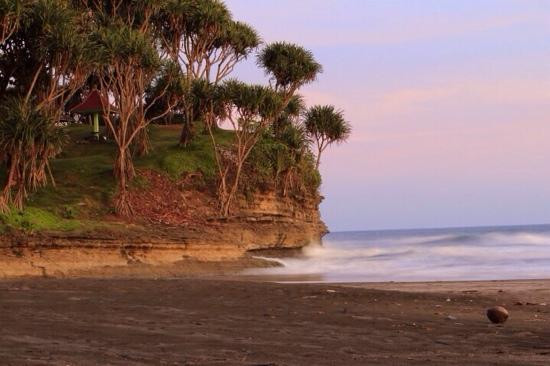 Batu Hiu Beach景点图片