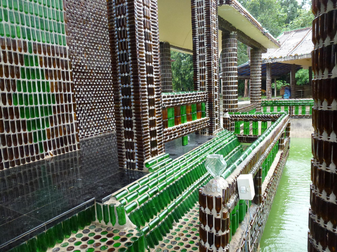 Wat Larn Kuad - Beer Bottle Temple-四色菊必去景点