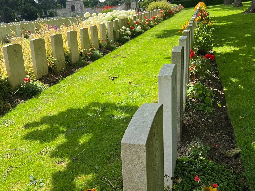 Longuenesse Saint Omer Souvenir Cemetery景点图片