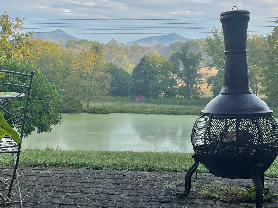 Vanquility Acres Inn & Peaksview Cottages主图