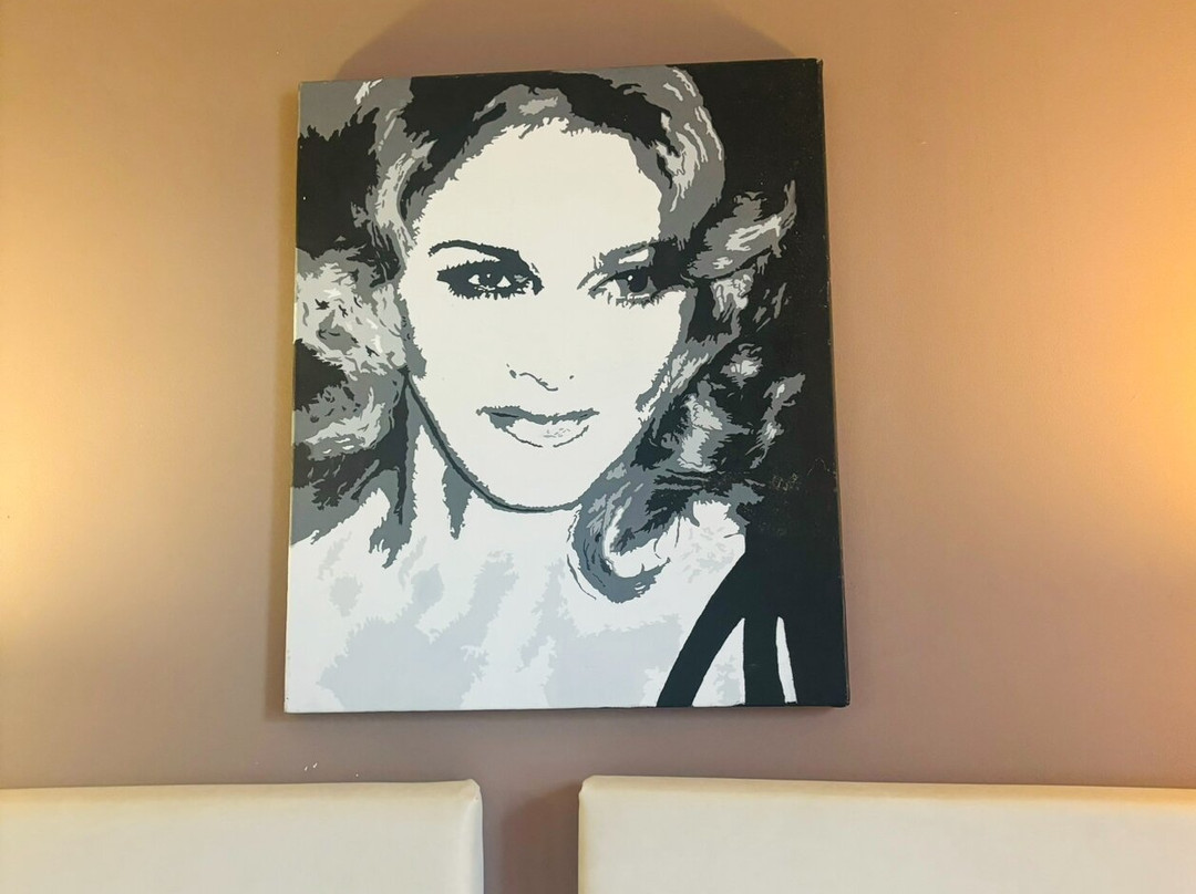 The Queen Hotel主图