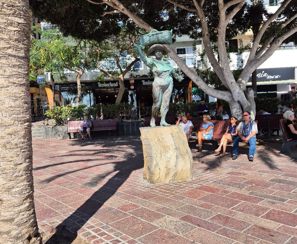 Muelle Pesquero Statue-洛斯克里斯蒂亚诺斯必去景点