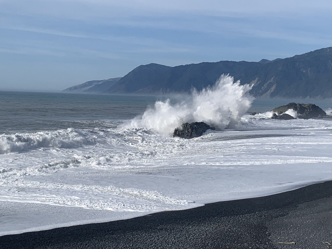 Black Sands Beach景点图片