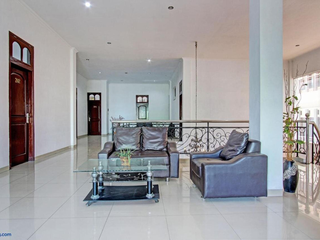 OYO 93011 Hotel Griya Lestari Pati 2