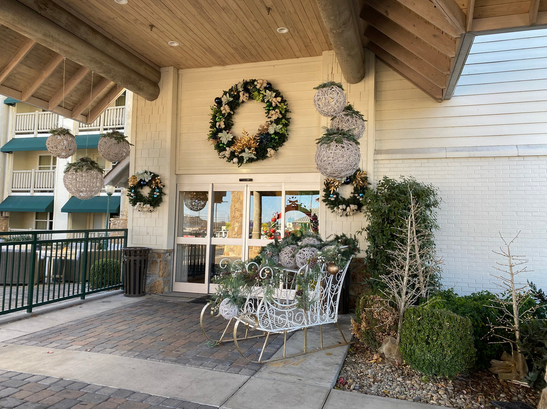 The Lodge at Five Oaks主图