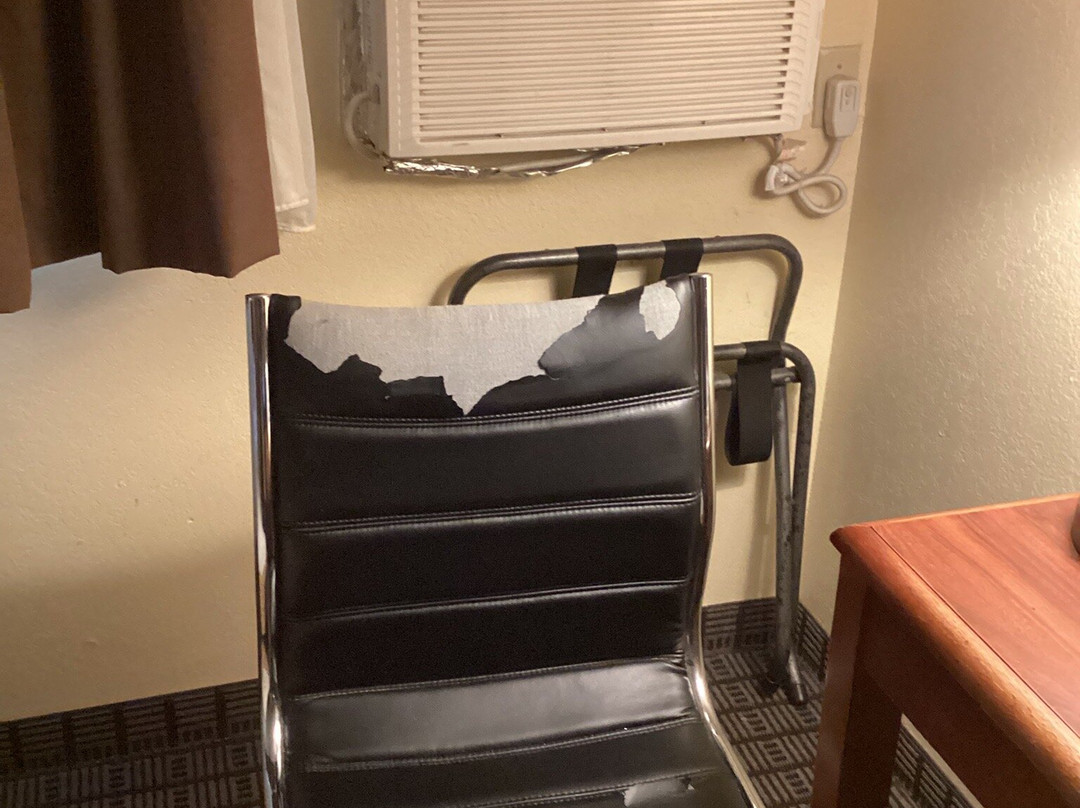 托灵顿戴斯酒店主图