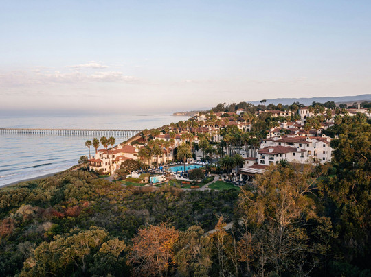 巴卡拉温泉度假酒店主图