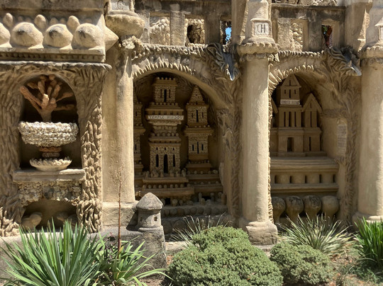 Square Ferdinand Cheval-Hauterives必去景点