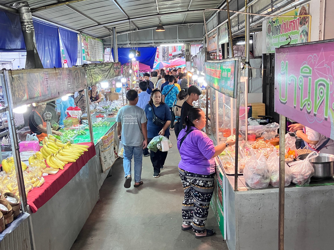 Somkiat Market-沙功那空必去景点